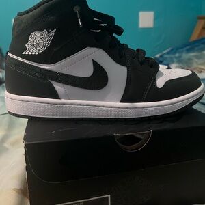 Air Jordan 1 mid se Men's off noir Black and White midTop Sneakers